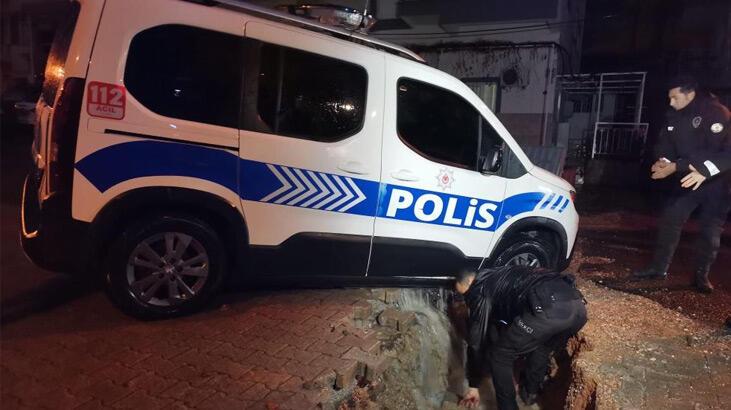 İzmir’i sağanak vurdu! Polis aracı çöken yolun içine düştü