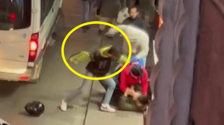 Yumruklaştığı kuryenin arkadaşları tarafından defalarca bıçaklandı! O anlar kamerada