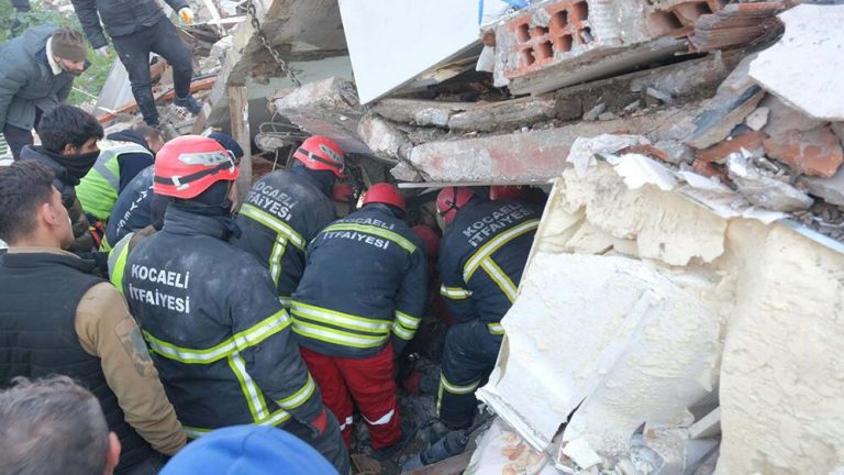 17 Ağustos’u yaşayan Kocaeli, enkaz altından 82 kişiyi kurtardı