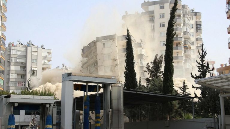 Adana’da sarsıntı nedeniyle acil yıkılacak binalarda yıkım sürüyor