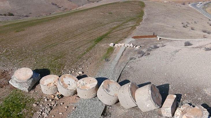 Adıyaman’da tarihi Tokalaşma sütunu devrildi, yakınındaki Cendere köprüsü ayakta kaldı