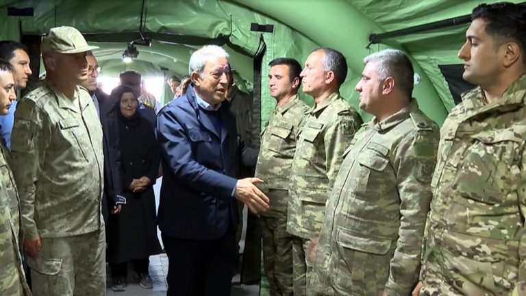 Bakan Akar’dan sahra hastanesine ziyaret
