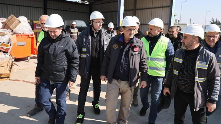 Bakan Dönmez, sarsıntı bölgesinde çalışan elektrik emekçilerini ziyaret etti