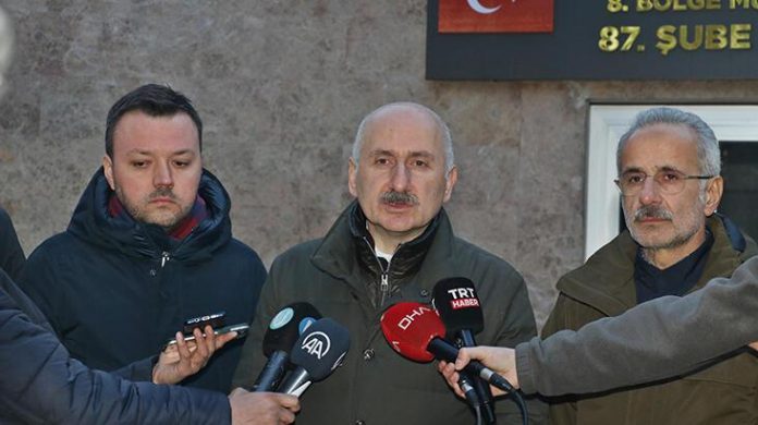 bakan-karaismailoglu-adiyamana-araclariyla-gelenler-calismalari-yavaslatiyor-AGBhd7Sz.jpg