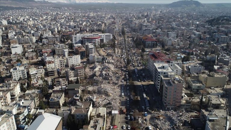 Bilim insanları sarsıntısı tahlil etmek için alanda