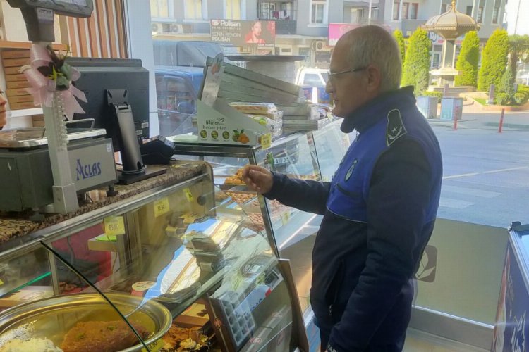Bursa’da Gürsu Zabıtası tarihleri geçen ürünleri imha etti