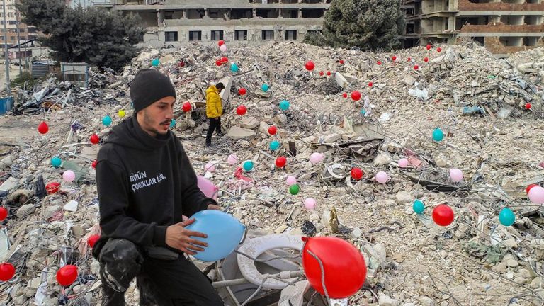Depremde ölen çocuklar için enkaz alanlarına renkli balonlar asıldı