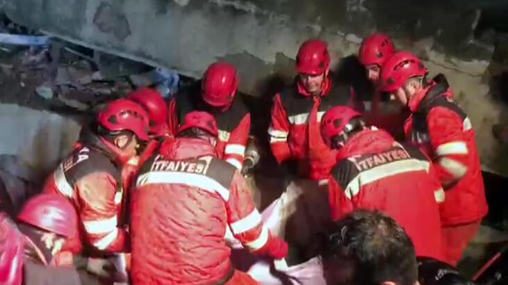 Enkaz altında kaldı, kendisini kurtarmaya çalışan takımlara teşekkür etti