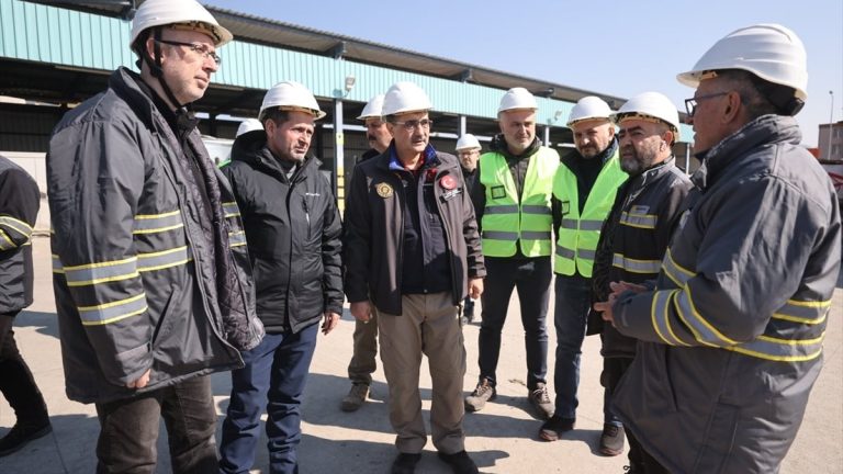 Fatih Dönmez, zelzele bölgesinde çalışan elektrik emekçilerini ziyaret etti