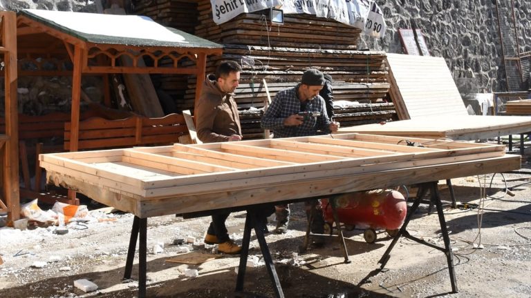 Gümüşhane’de gönüllüler, depremzedeler için ahşap meskenler üretiyor