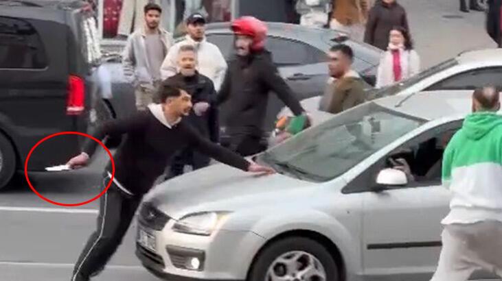 Güngören’de cadde ortasında bıçaklı kavga kamerada