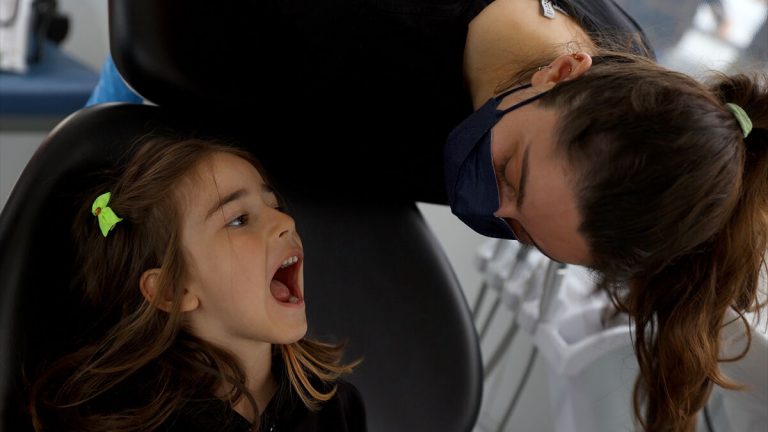 Hatay’da afetzedelerin diş tedavisi taşınabilir hizmet otobüsünde yapılıyor