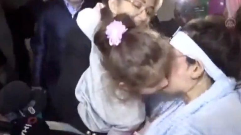 Hatay’da enkaz altında kolunu kaybeden anne ve bacağını kaybeden minik kızı hastanede kavuştu