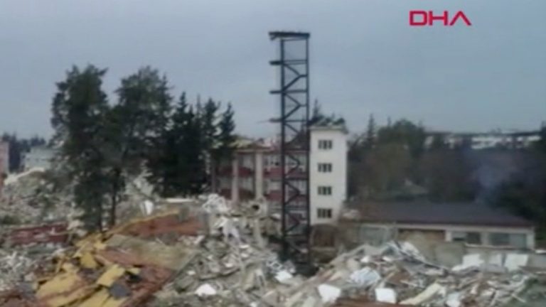 Hatay’da tüm binalar yıkılırken yangın merdiveni ayakta kaldı