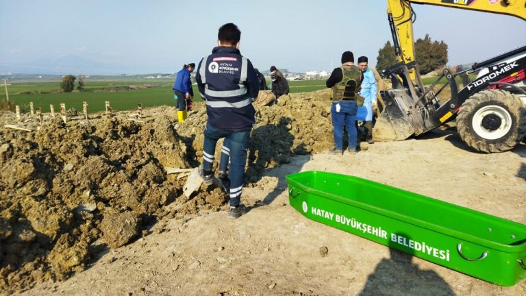 Hatay’daki cenazeler Antalya’dan gelen takım tarafından defnediliyor