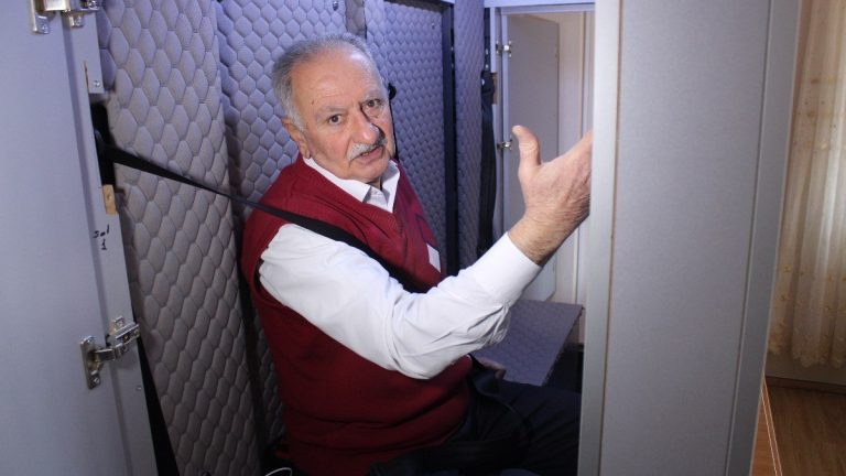 İzmir zelzelesinden korkan karısı için korunaklı kabin yaptı