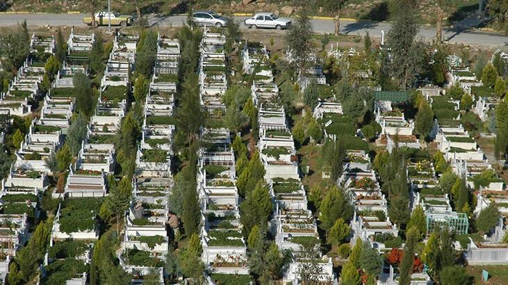İzmir’de 30 mezarlık alanı doldu! Aile mezarı 31 bin 600 TL