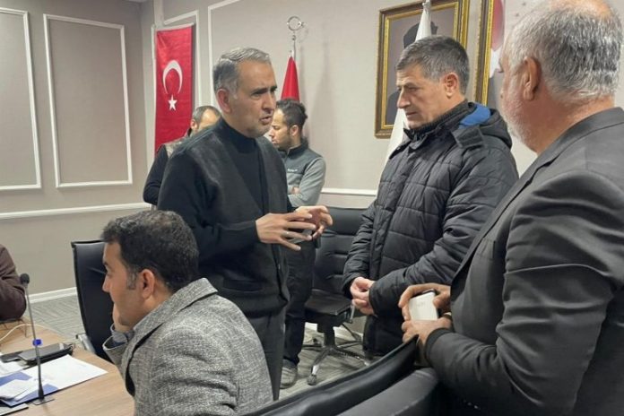 izmit-belediyesi-yoneticileri-adiyamana-destek-veriyor-niLfWW9H.jpg