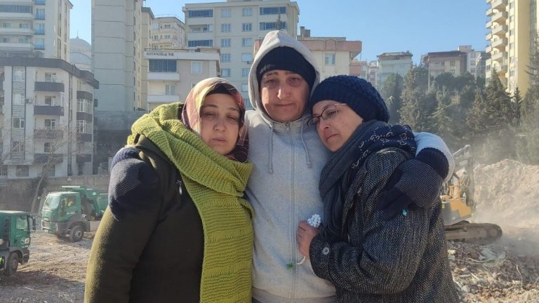Kahramanmaraş merkezli sarsıntının akabinde babasını ve kızını arıyor