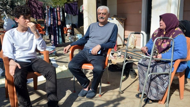 Kahramanmaraş’taki zelzeleden kurtulan aile, yeni hayatına başladı