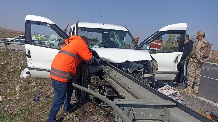 Kamyonet bariyerlere ok gibi saplandı! 2 kişi hayatını kaybetti