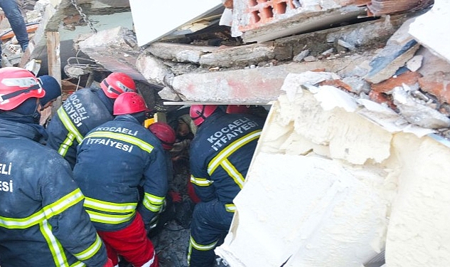 Kocaeli Büyükşehir 156 araç ve 524 işçiyle zelzele bölgesinde