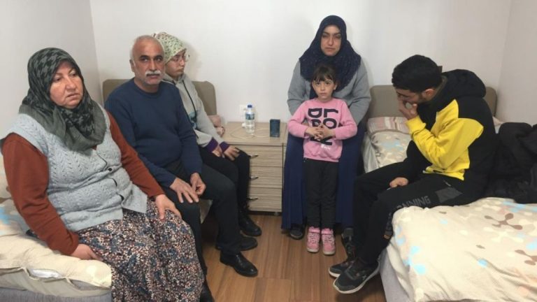 KYK yurtlarına yerleştirilen depremzedeler yaşadıkları afeti unutmaya çalışıyor