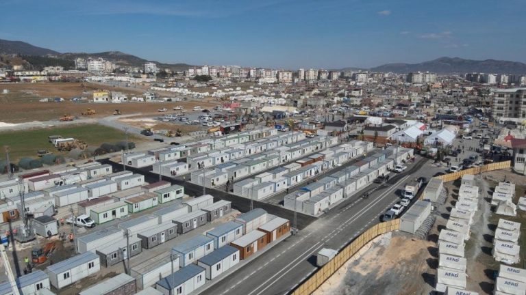 Nurdağı’nda kurulan konteyner kente yerleşim başladı