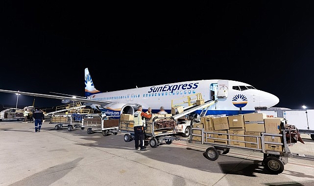 SunExpress’in Almanya’dan gelen yardımları taşıyan birinci kargo uçağı Antalya’ya ulaştı