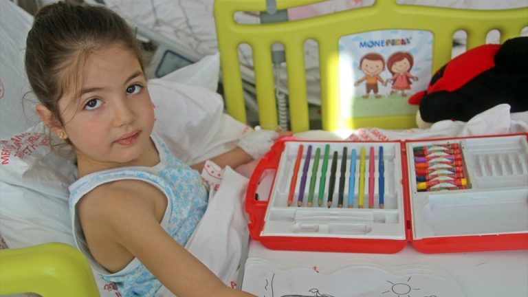 Tedavi olmadan su içmek istemeyen Hazal’ın durumu