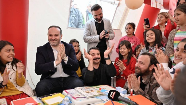 Ünlü oyuncular sarsıntı bölgelerinde afetzedelere moral verdi