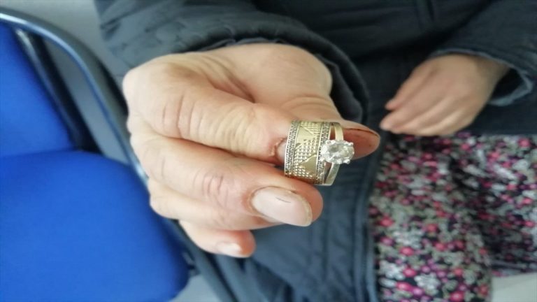Yaşlı çift, depremzedeler için alyanslarını Kızılay’a bağışladı
