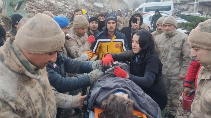 Zelzele bölgesinde vakitle yarış! 51 saat sonra 5 yaşındaki kız çocuğu sağ kurtarıldı