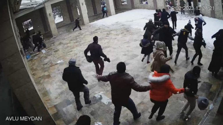 Zelzeleye mescitte yakalandılar! Bazıları kaçtı, bazıları tekbir getirdi… O anlar cami kamerasına yansıdı