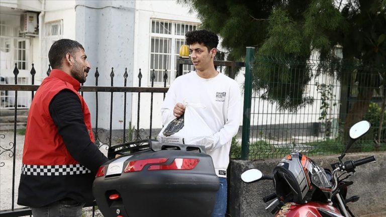 Adana’daki motosikletli kuryeler artık kapıda değil apartmanın önünde teslimat yapıyor