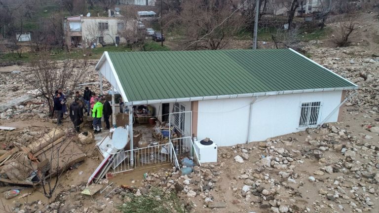 Adıyaman’da zelzeleden kurtulup sığındıkları prefabrik meskeni sel bastı