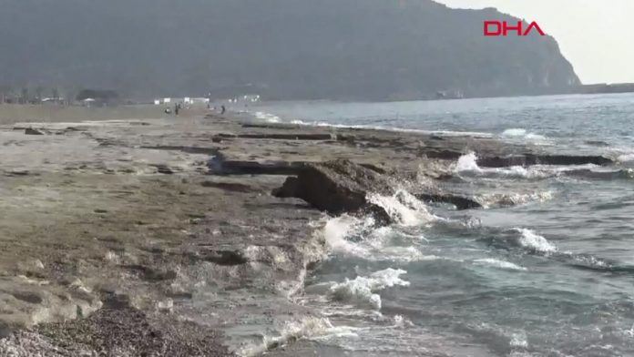 antalyada-deniz-2-metre-cekildi-Ih3D5Pnx.jpg