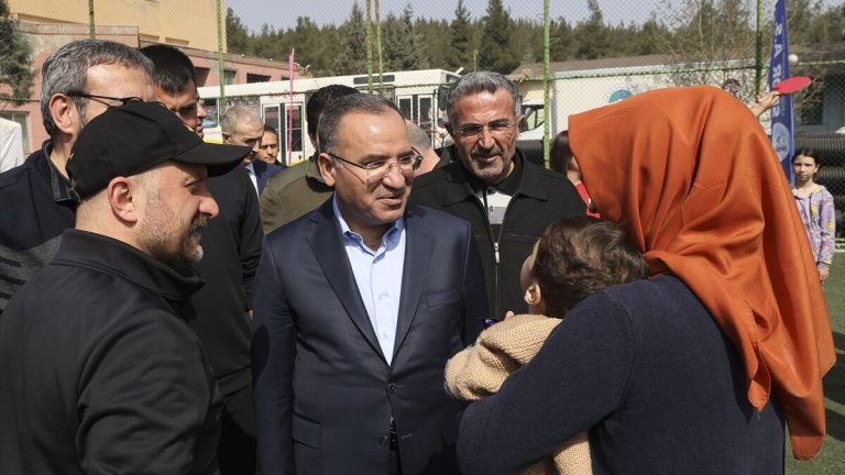 Bekir Bozdağ Kahramanmaraş merkezli sarsıntıların merkez üssü Elbistan’ı ziyaret etti
