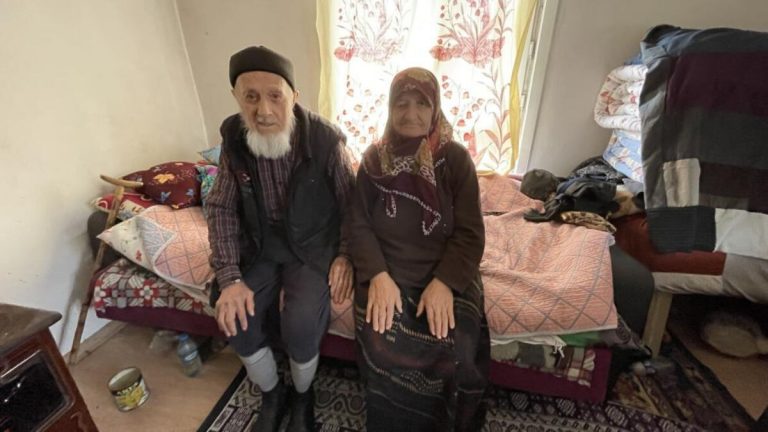 Çankırılı yaşlı çift, 50 bin TL’lik kefen paralarını sarsıntı bölgesine bağışladı