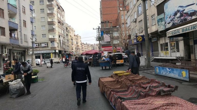 Diyarbakır’da ağır hasarlı binaların etrafında semt pazarları için güvenlik tedbirleri