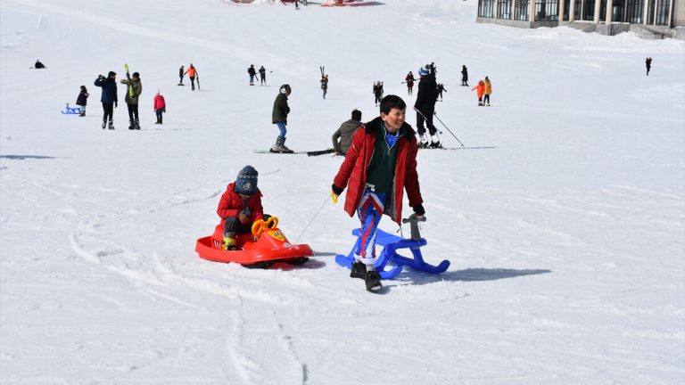 Hakkari ve Muş’taki afetzedeler kayak yaparak sarsıntısı unuttu