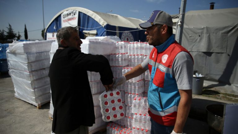 Hatay’a içme suyu desteği… Bir günde 1 milyon 200 bin şişe dağıtıldı
