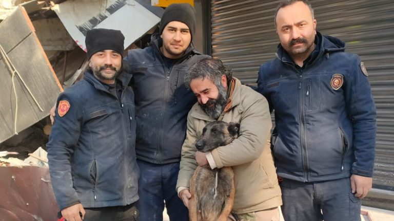 Kahramanmaraşlı depremzede hayatını kurtaran köpeğin dövmesini yaptırdı