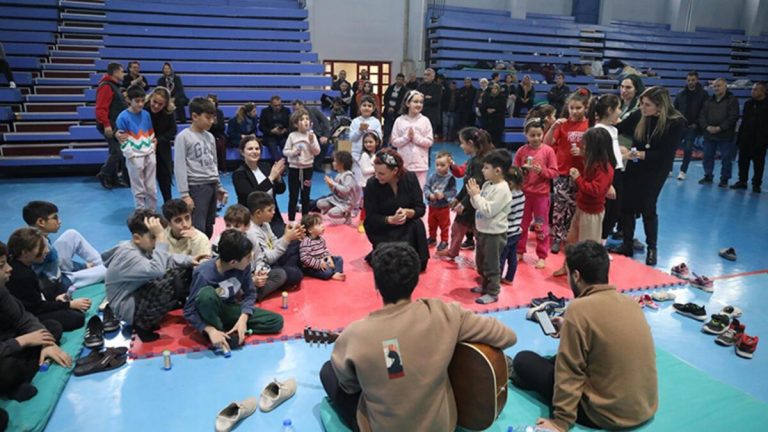 Öğretim üyeleri psikososyal dayanak için alanda