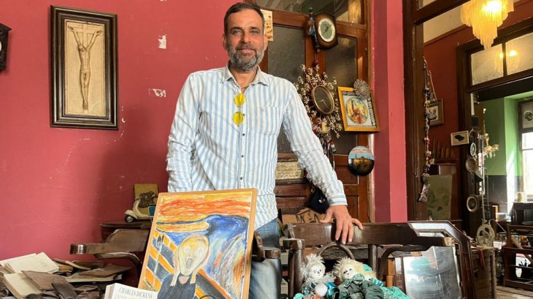 Onlarca enkazın içinde dükkanını açan esnaf komşularına seslendi