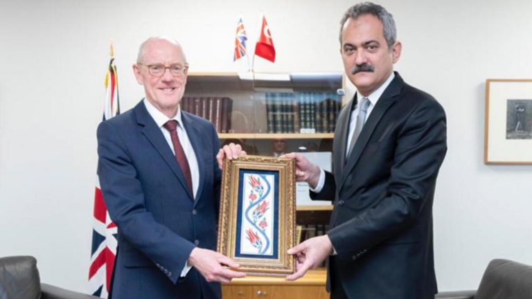 Özer, İngiliz mevkidaşı Gibb ile bir ortaya geldi