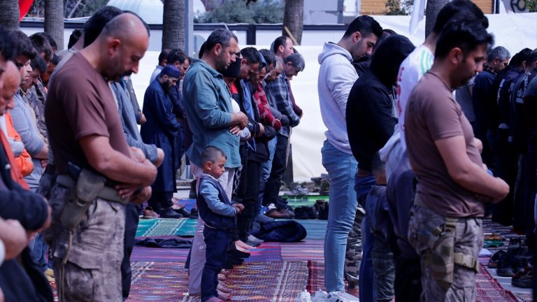 Sarsıntının vurduğu vilayetlerde Ramazanın birinci cuma namazı kılındı: Hatay, Adıyaman, Osmaniye..