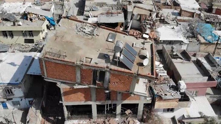 Sarsıntının yıktığı binada enteresan imaj