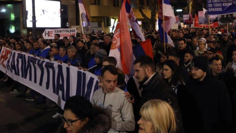 Sırbistan’da Kosova ile normalleşme anlaşması protesto edildi