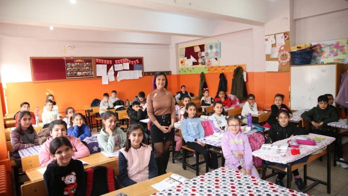 yuzlerce-bina-yikilmisti-diyarbakirda-ogrenciler-dersbasi-yapti-Vrhpceiv.jpg